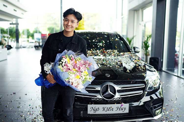 Chiếc xe sang mà anh chàng ca sỹ Ngô Kiến Huy mới tậu là chiếc crossover SUV  Mercedes-Benz GLC 300 4MATIC có giá công bố 2,149 tỉ đồng, với ngoại thất màu đen sang trọng. Trong phân khúc SUV hạng sang nói riêng và xe sang nói chung, Mercedes-Benz GLC là dòng sản phẩm bán chạy nhất với gần 2.500 xe bán ra trong năm 2017.