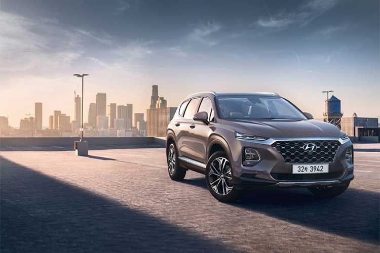 Những hình ảnh vừa xuất hiện về mẫu  xe Hyundai SantaFe 2019 hoàn toàn mới cho thấy nó chịu ảnh hưởng nhiều từ thiết kế của "người anh em" là chiếc Crossover cỡ nhỏ Hyundai Kona. Cụm đèn pha của xe trên phiên bản mới nay được thu hẹp với dải đèn ban ngày sắc sảo và đặt cao hơn trong khi đèn chính được chuyển xuống dưới.