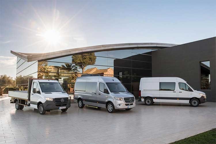  Mercedes-Benz Sprinter 2019 mới có ngoại hình lấy cảm hứng từ phiên bản xe ý tưởng Vision Van concept (được giới thiệu vào năm ngoái). Nổi bật trên xe chính là cụm đèn pha LED có hình dạng mũi tên, lưới tản nhiệt lớn, cản trước trông hiện đại hơn và giống với ngôn ngữ thiết kế của Mercedes-Benz gần đây.