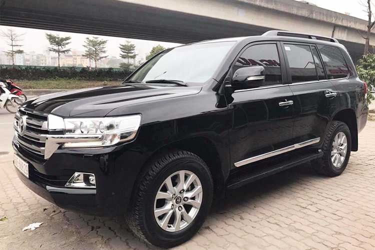 Mẫu xe SUV hạng sang cỡ lớn  Toyota Land Cruiser 2016 được đưa về Việt Nam vào tháng 11/2015 thông qua một nhà nhập khẩu tư nhân tại Hà Nội. Đến cuối năm 2015, Toyota Việt Nam cũng đã chính thức giới thiệu ra thị trường phiên bản chính hãng của mẫu xe này.