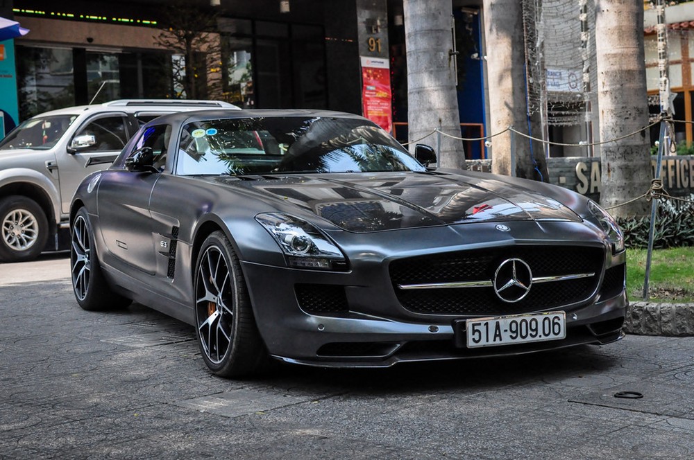 Sau một thời gian vắng bóng,  Mercedes SLS AMG GT Final Edition thuộc sở hữu của doanh nhân Johnathan Hạnh Nguyễn (bố chồng diễn viên Tăng Thanh Hà) vừa xuất hiện ở khu trung tâm Sài Gòn. Siêu xe này được nhập về Việt Nam cuối năm 2014. Theo giới kinh doanh xe nhập, SLS bản giới hạn có thể lên tới trên 14 tỷ đồng, trong khi phiên bản thường giá 11,8 tỷ.