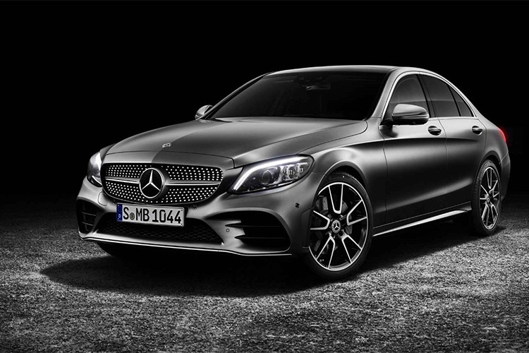 Dự kiến  Mercedes-Benz C-Class 2019 sẽ được hãng xe sang Đức mang đến triển lãm Geneva Motor Show 2018 sắp tới. Về ngoại thất, xe sẽ có thêm những thay đổi nhẹ nhàng và tinh tế hơn, cụm lưới tản nhiệt dạng 1 nan với logo Mercedes-Benz lớn nằm chính giữa và đèn pha Multibeam LED với 84 đèn LED nhỏ ở mỗi bên sẽ là trang bị tiêu chuẩn.