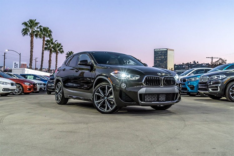 Chiếc  BMW X2 phiên bản 2018 với nước sơn ngoại thất màu Nâu Đen (Dark Olive Metallic) vừa bất ngờ xuất hiện tại một đại lý xe hơi của BMW tại bang California, Mỹ. Đây cũng là một trong những chiếc xe X2 phiên bản 2018 đầu tiên có mặt tại thị trường này.