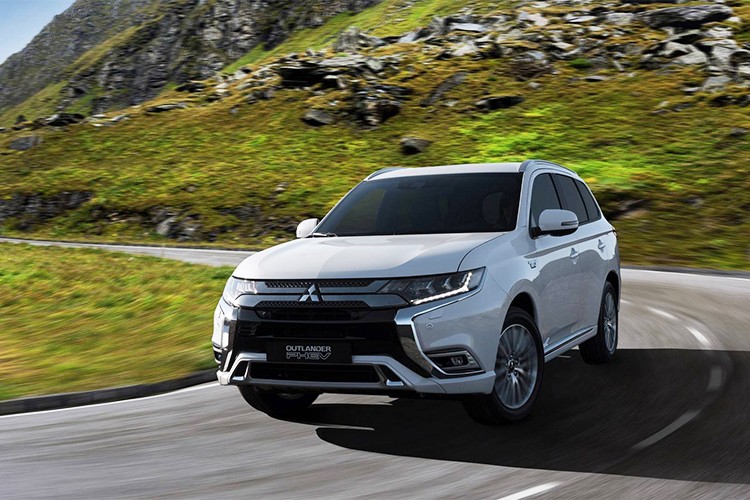 Mẫu  xe Mitsubishi Outlander PHEV được xem là chiếc compact crossover hybrid chạy điện dẫn động 4 bánh (AWD) đầu tiên trên thế giới, xe được phân phối chủ yếu tại thị trường Châu Âu và quê nhà Nhật Bản.