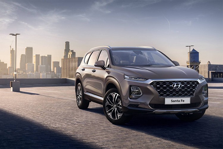 Sau khi được "nhá hàng" và mới đây đã lăn bánh tại Hàn Quốc,  Hyundai Santa Fe 2019 đã chính thức được công bố những hình ảnh mới nhất đến giới truyền thông. SUV SantaFe 2019 hoàn toàn mới sẽ xuất hiện tại triển lãm Geneva Motor Show 2018 sau đó sẽ đến tay khách hàng.