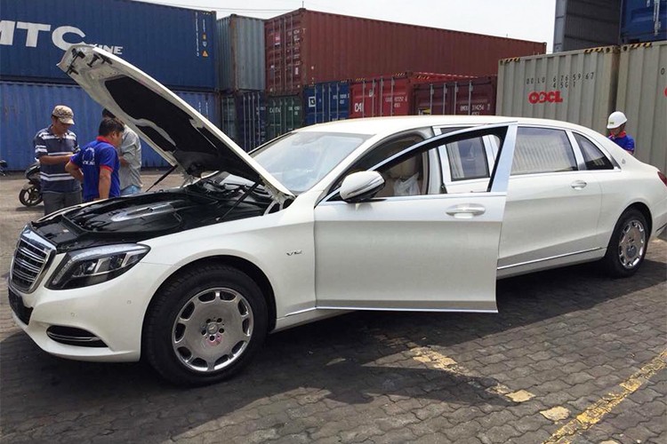 Chiếc xe limousine siêu sang trọng  Mercedes-Maybach S600 Pullman đầu tiên trong năm 2018 đã đặt chân đến Việt Nam với màu sơn trắng muốt. Mẫu xe này được cho là nhập về theo đơn đặt hàng theo dạng nhập khẩu tư nhân về cảng Sài Gòn vào cuối tuần vừa qua.