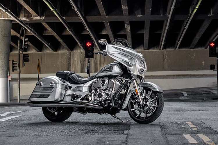 Mẫu xe  môtô Indian Chieftain Elite 2018 với màu sơn mới vô cùng hấp dẫn với màu bạc xỉn Black Hills Sliver. Được biết, màu áo mới này được lấy cảm hứng từ những mỏ khai thác bạc ở Black Hills, South Dakota, Mỹ gần với thị trấn Spearfish nơi đặt trụ sở nhà máy sơn độ của Indian.