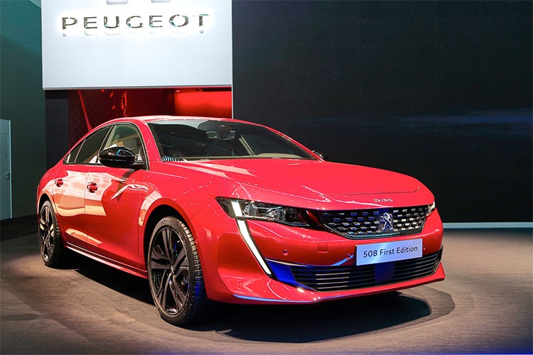 Tại triển lãm Geneva Motor Show 2018, mẫu  xe Peugeot 508 mới đã có màn ra mắt chính thức vô cùng thành công. Xe đã từ bỏ kiểu dáng bo tròn của thế hệ cũ để biến đổi thành một mẫu xe bóng bẩy, hiện đại, thể thao và thực dụng hơn, sẵn sàng cạnh tranh với Toyota Camry.