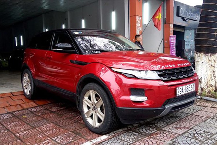 Chiếc  xe SUV Range Rover Evoque hạng sang, màu đỏ đến từ Anh Quốc được ca sĩ Tuấn Hưng mua về năm 2012 với giá sau khi đóng đủ các thuế phí vào khoảng 3 tỷ đồng. Tuy nhiên đến cuối năm 2014, không lâu sau khi lấy vợ, Tuấn Hưng đã chia tay với xế cưng của mình.