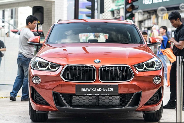 Sau 5 tháng kể từ khi BMW giới thiệu chiếc crossover X2. Mới đây, BMW X2 (F39) đã ra mắt lần đầu tiên tại khu vực Đông Nam Á, cụ thể là thị trường Malaysia. Tại đây mẫu  xe crossover BMW X2 mới sẽ đượng trang bị gói trang bị thể thao M-Sport với một số thay đổi về ngoại thất.