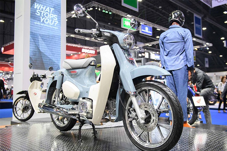 Hàng xe máy đình đám Nhật Bản vừa cho ra mắt mẫu xe  Honda Super Cub C125 mới tại thị trường Thái Lan, cụ thể là triển lãm Bangkok Motor Show 2018. Mẫu xe số mới của Honda mang đậm phong cách hoài cổ từng được xem là huyền thoại trước đây nhưng lại mang hơi thở hiện đại.  