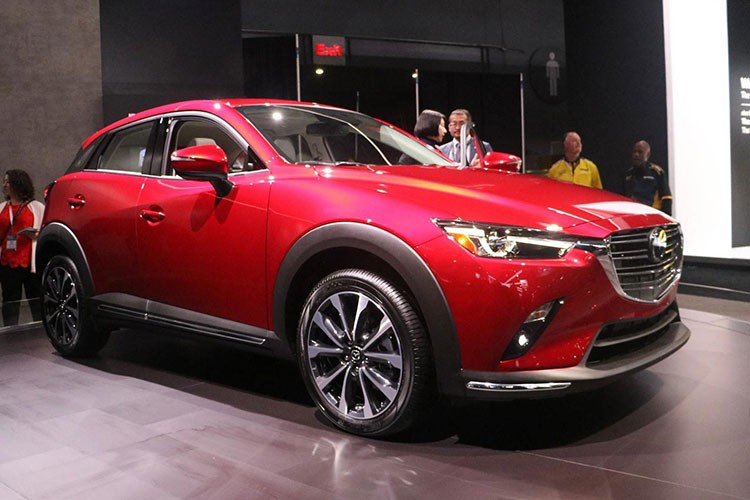 Với diện mạo gần như không thay đổi quá nhiều so với phiên bản 2018,  Mazda CX-3 bản 2019 được trình làng tại New York Auto Show 2018 là một bất ngờ lớn đối với nhiều người. Trước khi triển lãm diễn ra, các chuyên gia đều dự đoán Mazda sẽ mang đến các mẫu xe thế hệ mới như CX-9, Mazda6 hay Mazda3.