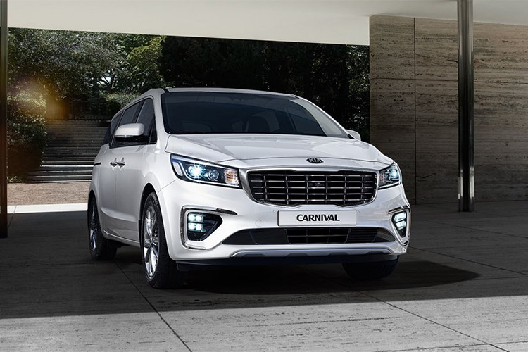 Kia Carnival 2019, hay còn được biết đến với cái tên khác là  MPV Kia Sedona mới tại thị trường Việt Nam, từng khẳng định được tên tuổi của mình ngay ở thời điểm đầu ra mắt vào năm 2008. Qua nhiều năm, sự cạnh tranh ở phân khúc xe gia đình ngày càng khốc liệt hơn với sự góp mặt của những tên tuổi khác như Toyota Sienna, Honda Odyssey, Nissan Quest hay Hyundai Starex.