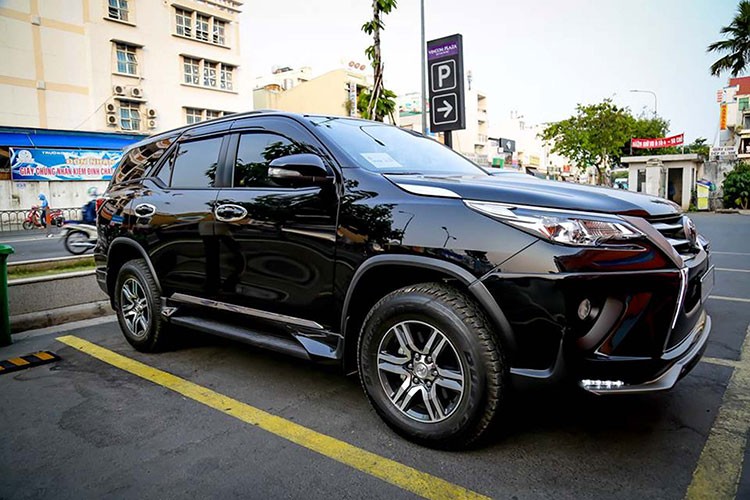 Chiếc xe  Toyota Fortuner 2017 cũ máy dầu 2.4G số sàn đã đi được 4000km trong bài viết này hiện đang được chủ nhân rao bán với giá 1,2 tỷ đồng - Mức giá cao hơn nhiều so với mức giá niêm yết 981 triệu đồng cho phiên bản máy dầu của mẫu SUV 7 chỗ ăn khách tại Việt Nam.