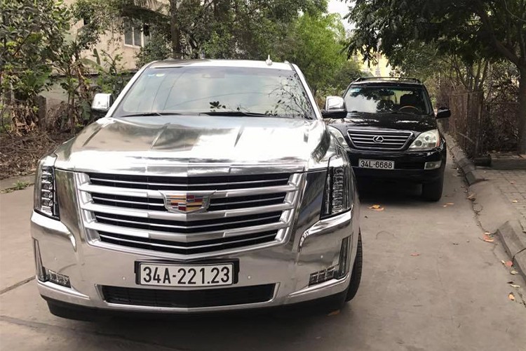 Mẫu xe  SUV hạng sang Cadillac Escalade Platinum được du nhập vào thị trường trong nước dưới dạng nhập khẩu tư nhân, tại Việt Nam mẫu xe này xuất hiện trên đường phố với số lượng khá ít ỏi. Mới đây chủ nhân của chiếc Cadillac Escalade mang hộ khẩu Hải Dương lên đời bằng “dàn áo”mạ crôm sáng bóng.