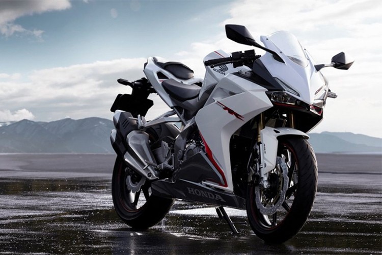 Mới đây, Honda Nhật Bản vừa chính thức giới thiệu mẫu xe môtô thể thao  Honda CBR250RR ABS 2018 phiên bản màu trắng ngọc hoàn toàn mới, tuy nhiên công suất động cơ không hề có thay đổi như dự kiến.