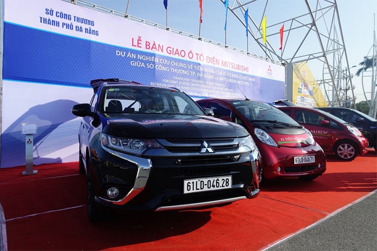 Vừa qua, Mitsubishi Motors Corporation (MMC) đã chính thức bàn giao 2 chiếc  xe ôtô điện Mitsubishi là i-MiEV và 2 chiếc Outlander PHEV và hai bộ sạc nhanh cho Sở Công Thương TP. Đà Nẵng (DOIT).