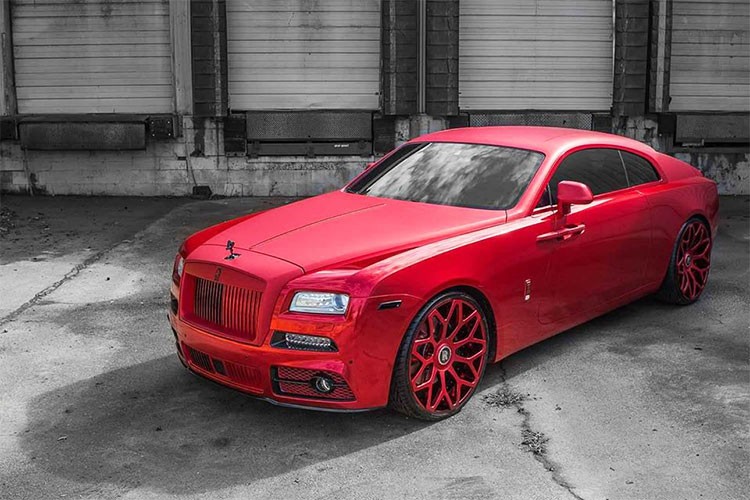  Siêu xe sang Rolls-Royce Wraith sinh ra vốn dĩ đã là 1 chiếc xe hoàn hảo với ngoại hình của chiếc Coupe thể thao, nhưng bên trong khoang lái lại sở hữu nội thất quý tộc thường thấy trên những chiếc xe sang Anh quốc.