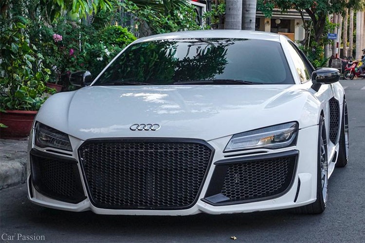 Chiếc  siêu xe Audi R8 với gói độ bodykit của hãng Regula trị giá hơn 1,5 tỷ đồng vừa quay trở lại Sài Gòn sau vài tháng xuất hiện ở Hà Nội và Hải Phòng. Được biết, chủ nhân mới của siêu xe này từng sở hữu các mẫu xe độ như BMW M6, Porsche 911 VGT của Vorsteiner.