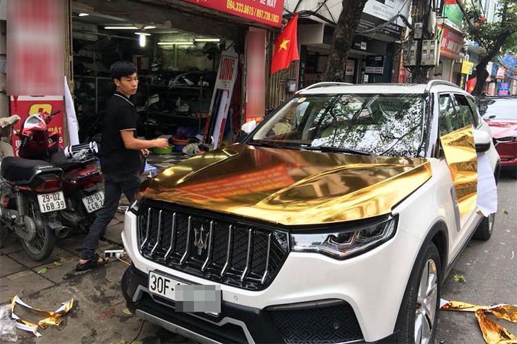 Chiếc  xe Zotye T700 Trung Quốc trong bài viết này xuất hiện trên con phố Cao Bá Quát, quận Ba Đình, Hà Nội. Có vẻ như chủ nhân của chiếc Zotye T700 không thích màu sơn trắng nguyên bản nên đã đưa xe đi dán đề-can màu vàng crôm bắt mắt hơn. Trên nắp capô còn xuất hiện một đường kẻ màu đen theo phong cách xe đua thể thao.