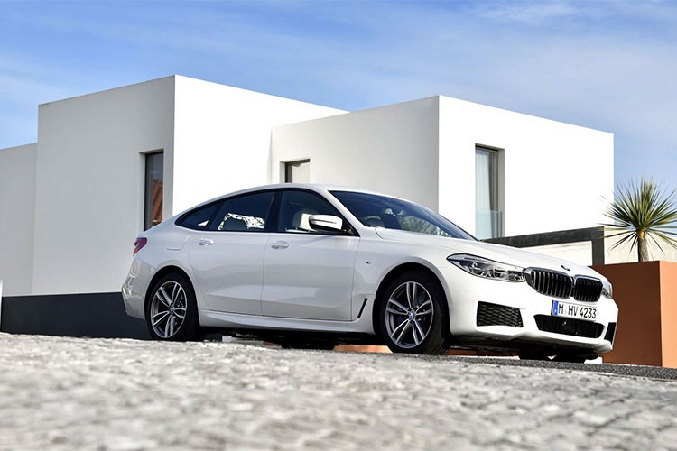  BMW 6-Series Gran Turismo 2018 ra mắt thị trường vào năm ngoái với các phiên bản động cơ xăng và dầu 6 xy-lanh thẳng hàng (I6) bao gồm: 630i, 640i máy xăng và 630d và 640d máy dầu. Bắt đầu từ tháng 7/2018, xe sẽ có thêm phiên bản 620d sử dụng động cơ dầu 4 xy-lanh thẳng hàng (I4) dung tích 2.0L tăng áp (turbodiesel).