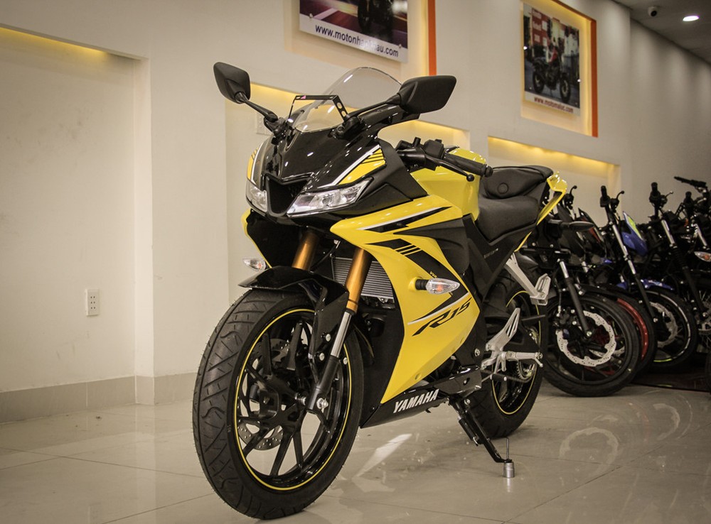 Phiên bản màu tem Yellow Racing của mẫu xe  Yamaha YZF-R15 2018 được một đại lý tư nhân tại quận Tân Phú, TP.HCM nhập khẩu từ Indonesia về Việt Nam với mức giá 78 triệu đồng.