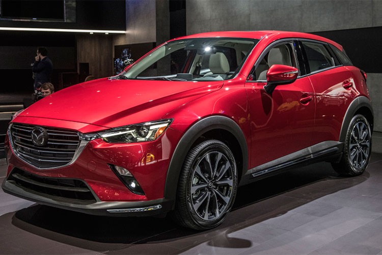  Mazda CX-3 bản 2019 được trình làng tại New York Auto Show 2018 hồi tháng 4 vừa qua với diện mạo gần như không thay đổi quá nhiều so với phiên bản 2018. Tuy nhiên, trên phiên bản mới tại thị trường Mỹ xe được nâng cấp một số chi tiết ấn tượng hơn đối với người sử dụng.