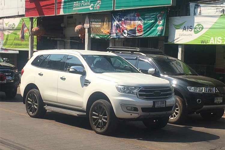 Ra mắt lần đầu tiên dưới dạng xe ý tưởng vào năm 2013, mẫu  xe SUV Ford Everest thế hệ thứ 3 đã chính thức được bán ra lần đầu kể từ năm 2015. Tới nay, Everest phiên bản 2017 được xem còn khá mới mẻ, tuy nhiên hãng xe Ford vẫn quyết định nâng cấp dòng SUV này.