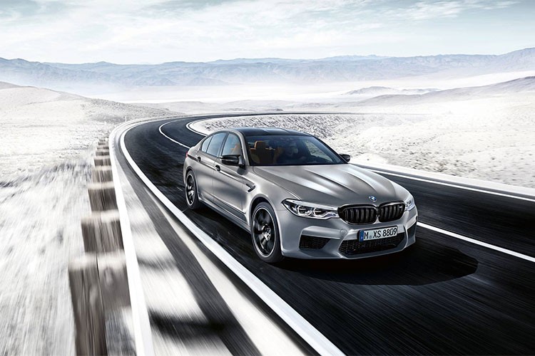 Phiên bản  BMW M5 Competition 2019 vừa bổ sung vào dải sản phẩm những mẫu xe hiệu suất cao của thương hiệu BMW. Không chỉ chú trọng đến hiệu năng xe với sức mạnh được sánh ngang với những siêu xe thương mại hiện nay, BMW còn quan tâm đến sự sang trọng của siêu sedan này. 