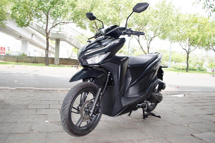 Chưa đầy một tháng sau khi ra mắt taị thị trường Indonesia, mẫu  xe tay ga Honda Vario 2018 cũng đã xuất hiện tại Việt Nam với duy nhất phiên bản màu đen nhám. Vario hay còn gọi là Click ở Thái Lan được người Việt ưa chuộng bởi thiết kế thể thao và ưu thế chất lượng của xe nhập.