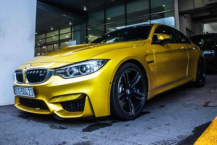 Mẫu  xe BMW M4 F82 tính đến này mới chỉ có khoảng 5 chiếc được đưa về nước và 2 trong số đó mang ngoại thất vàng Austin khá độc đáo. Mẫu xe thể thao hiệu suất cao này, hiện đang được chủ nhân tại TP HCM rao bán sau chưa đầy 1 năm trải nghiệm.