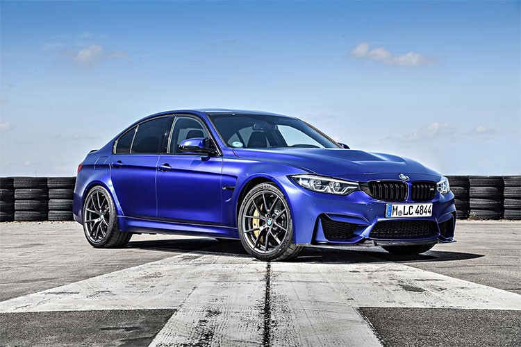 Mẫu  xe BMW M3 CS mới giới hạn này chính là một phiên bản vừa mạnh mẽ vừa thể thao dành cho những ai cho rằng BMW M3 là chưa đủ. Về ngoại thất, cản trước của mẫu xe thể thao BMW M3 CS có thiết kế hầm hố góc cạnh với khe hút gió lớn ở giữa và hai khe hút gió bên cạnh.