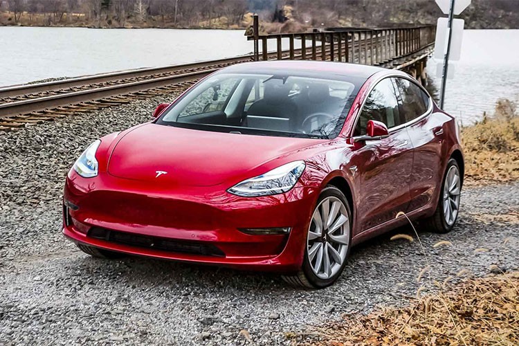 Ông chủ của hãng Tesla cho biết trên mạng xã hội Twitter rằng mẫu  siêu xe điện Tesla Model 3 sẽ có thêm phiên bản hiệu năng cao với thời gian tăng tốc từ 0 - 100 km/h chỉ trong vòng 3,5 giây - Nhanh hơn phiên bản tiêu chuẩn với thời gian tăng tốc từ 0 - 100 km/h từ 5,1-5,6 giây.