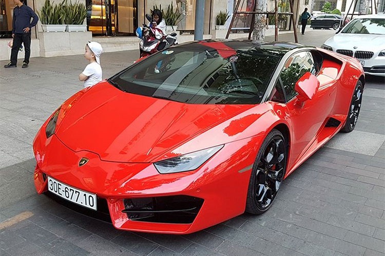 Siêu xe  Lamborghini Huracan LP580-2 chính hãng đầu tiên tại Việt Nam mang màu ngoại thất Rosso Mars nổi bật. So với LP610-4, ngoại hình của Huracan LP580-2 chỉ khác biệt ở một số chi tiết ngoại thất.