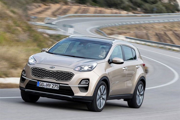 Sau những hình ảnh trên đường thử lộ ra cách đây không lâu, mẫu  xe Kia Sportage 2019 phiên bản nâng cấp đã chính thức được hãng xe Hàn Quốc vén màn tại thị trường châu Âu. Đây là phiên bản nâng cấp của Kia Sportage thế hệ thứ 4 vốn đã trình làng cách đây 3 năm.