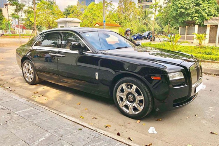 Mới đây, một chiếc  xe siêu sang Rolls-Royce Ghost Series I bất ngờ được chủ nhân Hà Nội rao bán lại trên một trang mua bán xe. Chiếc xe này được nhập khẩu bởi doanh nghiệp tư nhân, đã từng đổi chủ trước khi rao bán. Về ngoại thất, xe vẫn còn khá đẹp cùng nhiều chi tiết nguyên bản.