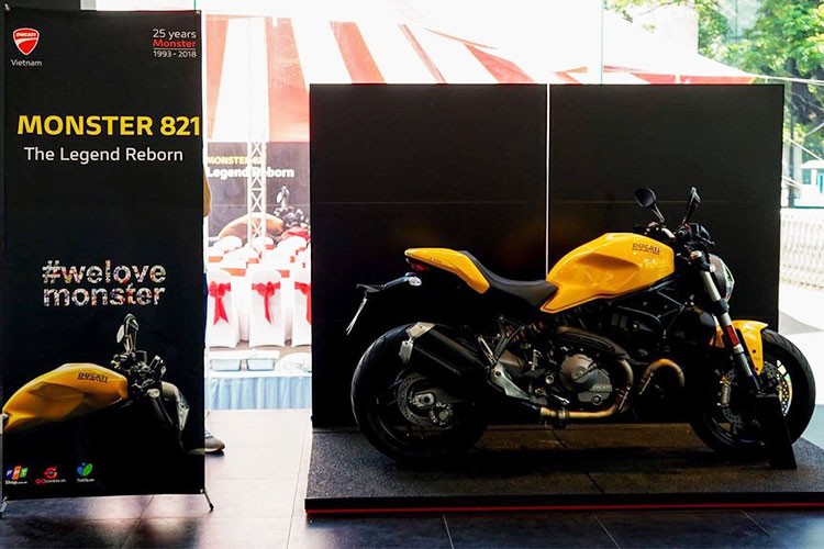 Ducati Việt Nam vừa cho ra mắt thị trường mẫu xe Monster 821 thế hệ 2018. Đây là phiên bản kỷ niệm 25 năm ra đời của mẫu naked-bike Monster M900. Bởi vậy,  Ducati Monster 821 2018 sử dụng màu sơn vàng thân xe mang đặc trưng của chiếc M900 huyền thoại từng ra mắt vào năm 1992.