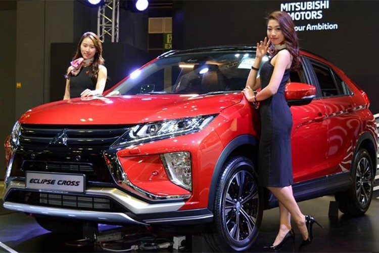 Singapore là quốc gia đầu tiên ở Đông Nam Á ra mắt chiếc  Mitsubishi Eclipse Cross 2018 mới với một phiên bản duy nhất 1.5T. Đây được coi là một phiên bản sản xuất thương mại của mẫu concept XR-PHEV được đặt ở giữa phân khúc của Outlander và Outlander Sport từng được hãng Nhật Bản giới thiệu vào năm 2013 và 2015.