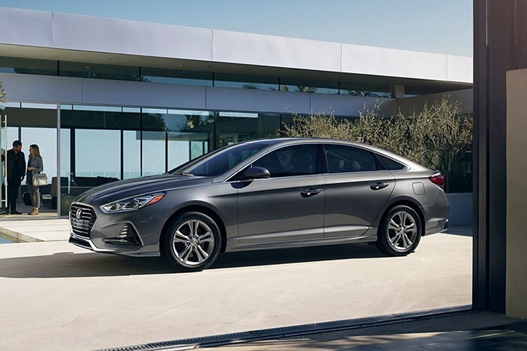 Hãng xe Hàn Quốc đã áp dụng một số nâng cấp giữa năm cho dòng sedan cỡ trung  Hyundai Sonata 2018 mới tại thị trường Mỹ. Theo đại diện hãng xe Hyundai cho biết, ở phần lớn các bản trang bị của mẫu xe Sonata 2018 đều có tính năng mới trong khi giá bán giảm đi hoặc giữ nguyên.