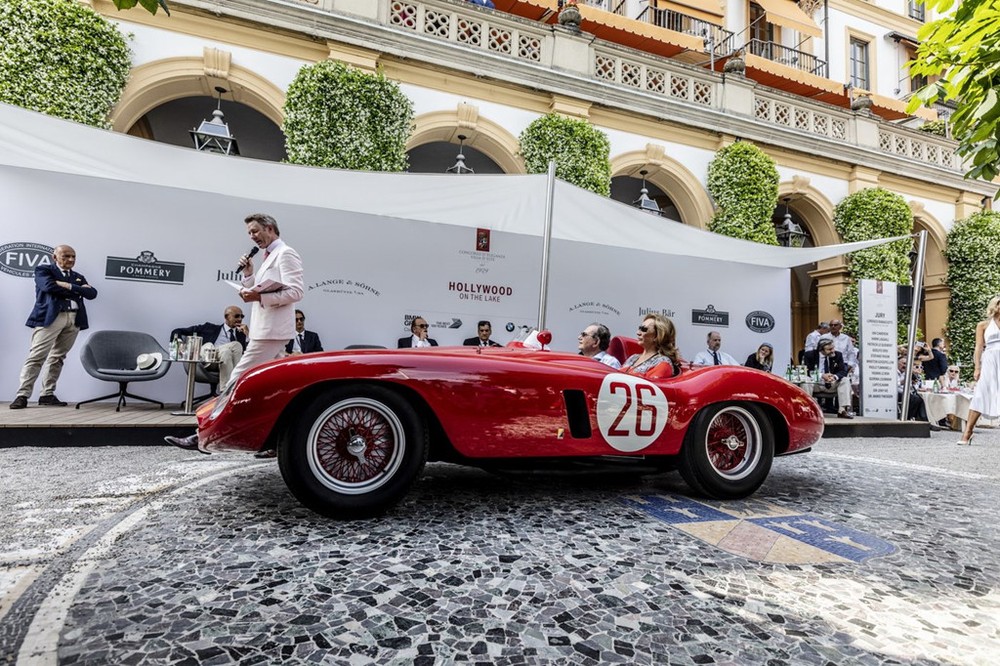 Khách tham quan lái thử chiếc  siêu xe cổ Ferrari 750 Monza đời 1955. Vào đầu những năm 60, chủ sở đã phải đổi chiếc sedan Jaguar để lấy chiếc xe đua này. Sau đó, người chủ lắp thêm động cơ Chevrolet V-8 và phần mũi xe bị phá hủy sau va chạm. Mẫu xe này được phục dựng mới tinh như vừa xuất xưởng.