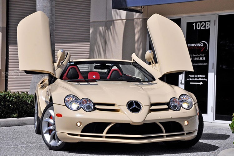  Siêu xe Mercedes SLR Roadster “Mũi tên bạc” đã quá quen thuộc với người yêu xe trong màu sơn bạc làm nên thương hiệu trong làng xe thế giới. Chắc chắn bạn sẽ rất bất ngờ khi biết chiếc siêu xe này còn có phiên bản màu sơn trắng ngà, với số lượng giới hạn chỉ một chiếc trên thế giới.