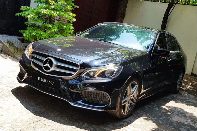 Mẫu  xe sang Mercedes E400 AMG là phiên bản gần như cao cấp nhất ở thời điểm mới ra mắt với giá bán công bố vào khoảng 3,3 tỷ đồng, chưa bao gồm các chi phí khác để xe có thể lăn bánh trên đường.