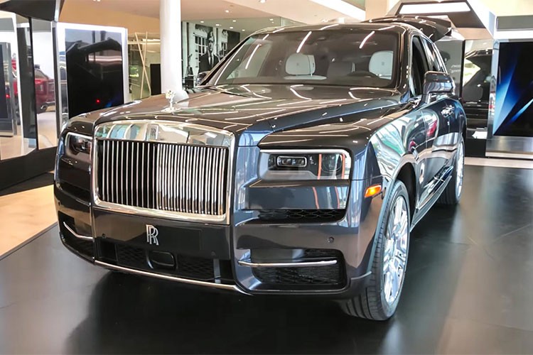 "Chinh phục mọi nơi, thư nhàn mọi lúc" là triết lý làm nên mẫu SUV siêu sang Rolls-Royces Cullinan 2019 - đây là mẫu SUV đầu tiên của hãng xe siêu sang đến từ Anh Quốc, nó đang nhắm đến những khách hàng giàu có đang mong muốn sở hữu một chiếc xe SUV sang trọng bậc nhất và thực dụng cho những hoạt động hằng ngày.