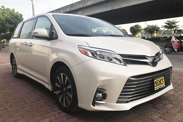 Tại thị trường Đông Nam Á, hãng xe Toyota chỉ phân phối dòng Alphard, do vậy những khách hàng muốn sở hữu Sienna không còn cách nào khác phải thông qua các đại lý tư nhân.  Xe Toyota Sienna 2018 tại Mỹ có đến 7 phiên bản, trong đó Limited là bản cao cấp nhất với giá bán tiêu chuẩn 43.835 USD. Khi về đến Việt Nam, chiếc xe được “hét giá” lên đến hơn 4,3 tỷ đồng vì là hàng hiếm.