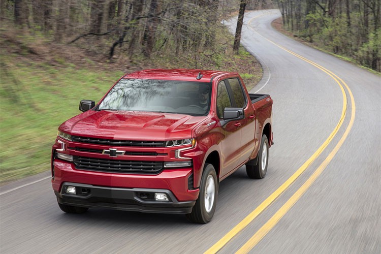 Sau khi trình làng trong triển lãm ôtô Detroit 2018 vào đầu năm nay, mẫu xe bán tải cỡ lớn  Chevrolet Silverado 2019 mới đã chính thức được công bố giá bán. Theo đó, Chevrolet Silverado 2019 sẽ có giá khởi điểm từ 29.795 USD (tương đương 683 triệu đồng) tại thị trường Mỹ.