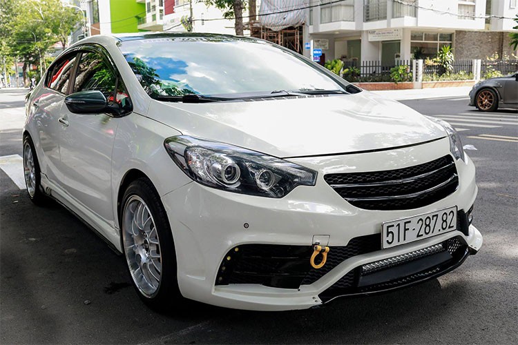 Mẫu  xe giá rẻ Kia K3 là dòng xe đời cũ của mẫu Kia Cerato đang bán ra tại thị trường Việt Nam hiện nay. Tuy nhiên ngoại hình của chiếc xe sedan nhà Kia này vẫn còn khá hấp dẫn và là cảm hứng độ xe cho nhiều người do mức giá phù hợp cũng như phong cách không hề cũ. 