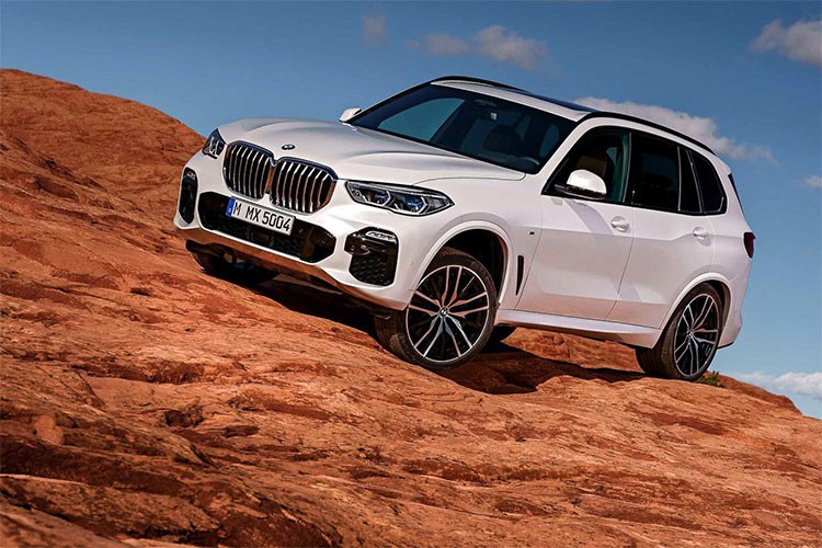 Có 2 phiên bản máy xăng của dòng  xe BMW X5 mới được bán tại thị trường ôtô Mỹ. Phiên bản BMW X5 xDrive40i thấp nhất có giá từ 60.700 USD (khoảng 1,39 tỷ đồng) và phiên bản BMW X5 xDrive50i có giá từ 75.750 USD (khoảng 1,74 tỷ đồng, chưa gồm 995 USD phí vận chuyển). Xe X5 mới sẽ tới các đại lý BMW ở Mỹ vào ngày 10/11/2018.