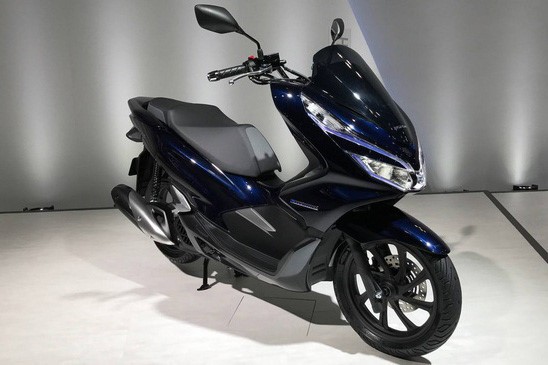 Hãng xe máy đình đám Nhật Bản lần đầu tiên giới thiệu đến công chúng mẫu  Honda PCX Hybrid mới tại Tokyo Motor Show 2017 và nó đã gây được tiếng vang lớn. Đây không chỉ là một sản phẩm mới của Honda mà còn là một bước đi táo bạo khi lần đầu tiên ứng dụng công nghệ hybrid cho dòng xe hai bánh.