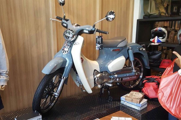 Chiếc xe máy  Honda Super Cub C125 phiên bản mới đầu tiên về Việt Nam được nhập về dưới dạng tiểu ngạch. Theo anh Mến chủ chiếc xe tại TP HCM chia sẻ, việc sở hữu chiếc Super Cub C125 mới này thật sự không đơn giản, bởi tại Thái Lan xe được bán ra rất nhỏ giọt và giới hạn.