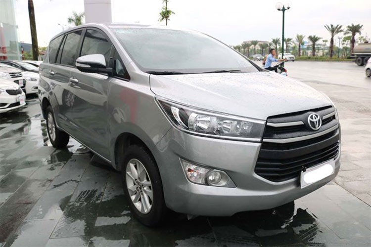 Bán ra từ một đại lý chính hãng tại việt Nam, vì thế chiếc  xe Toyota Innova E 2016 được cam kết không đâm đụng, ngập nước và được chế độ thay nhớt bảo dưỡng miễn phí 1.000 km đầu tiên sau khi giao xe. Đây là một trong những lợi thế so với các đại lý kinh doanh xe cũ tư nhân.